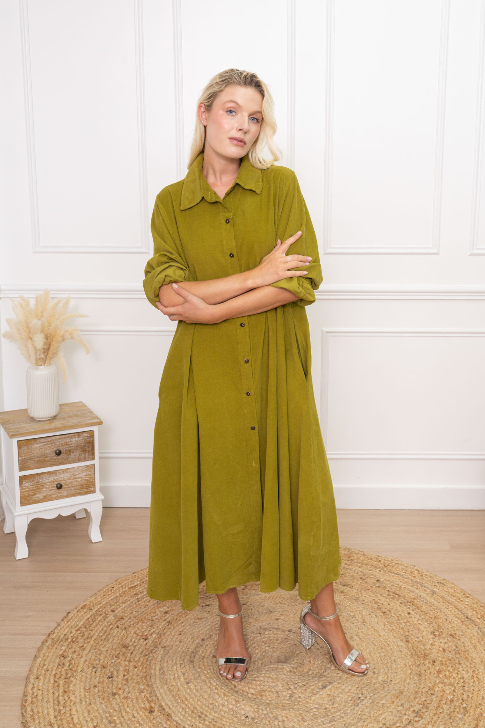 Laissez-vous séduire par cette robe chemise longue en velours côtelé, au tombé fluide et à la coupe évasée qui allonge la silhouette. Conçue pour allier style et confort, elle se distingue par son tissu en velours doux, sa fermeture boutonnée sur le devant, ses manches longues structurées, et ses poches latérales pratiques. Parfaite pour la mi-saison ou les journées plus fraîches, elle se porte aussi bien avec des bottines qu’avec des baskets pour un look bohème ou casual chic.
 Caractéristiques produit :
Matière : Velours côtelé doux, chaud et texturé
Coupe : Longue et évasée pour un confort optimal et un effet fluide
Fermeture : Boutonnée sur toute la longueur (style chemise)
Manches : Longues avec poignets boutonnés
Col : Chemise classique
Poches : 2 poches latérales discrètes
Style : Bohème chic, rétro, casual élégant
Tailles disponibles : unique standard 38/44