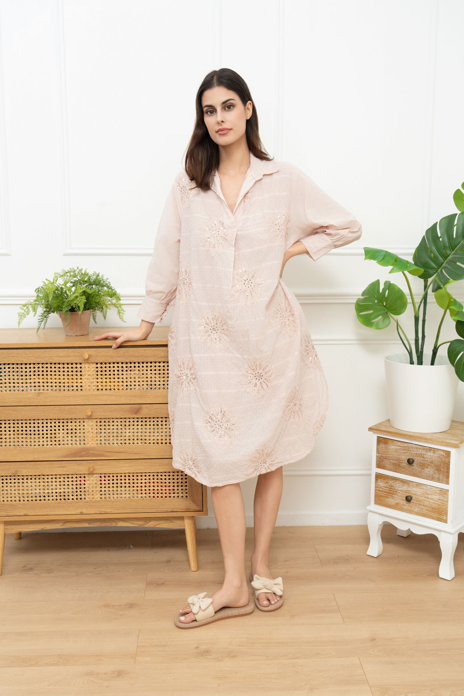 Let yourself be seduced by this cotton veil dress, light and delicately embroidered. Its vaporous fabric, decorated with subtle sequins, captures light with finesse for a chic but effortless look.

With its fluid cut and its knee length, it is ideal for sunny days as for summer evenings. The shirt collar brings a structured touch, while the discreet pockets add a practical and modern note.

Product details:

Material: soft and breathable cotton sail
Delicate embroidery enhanced with sequins
Length: knee
Classic shirt collar
Long sleeves
Practical side pockets
