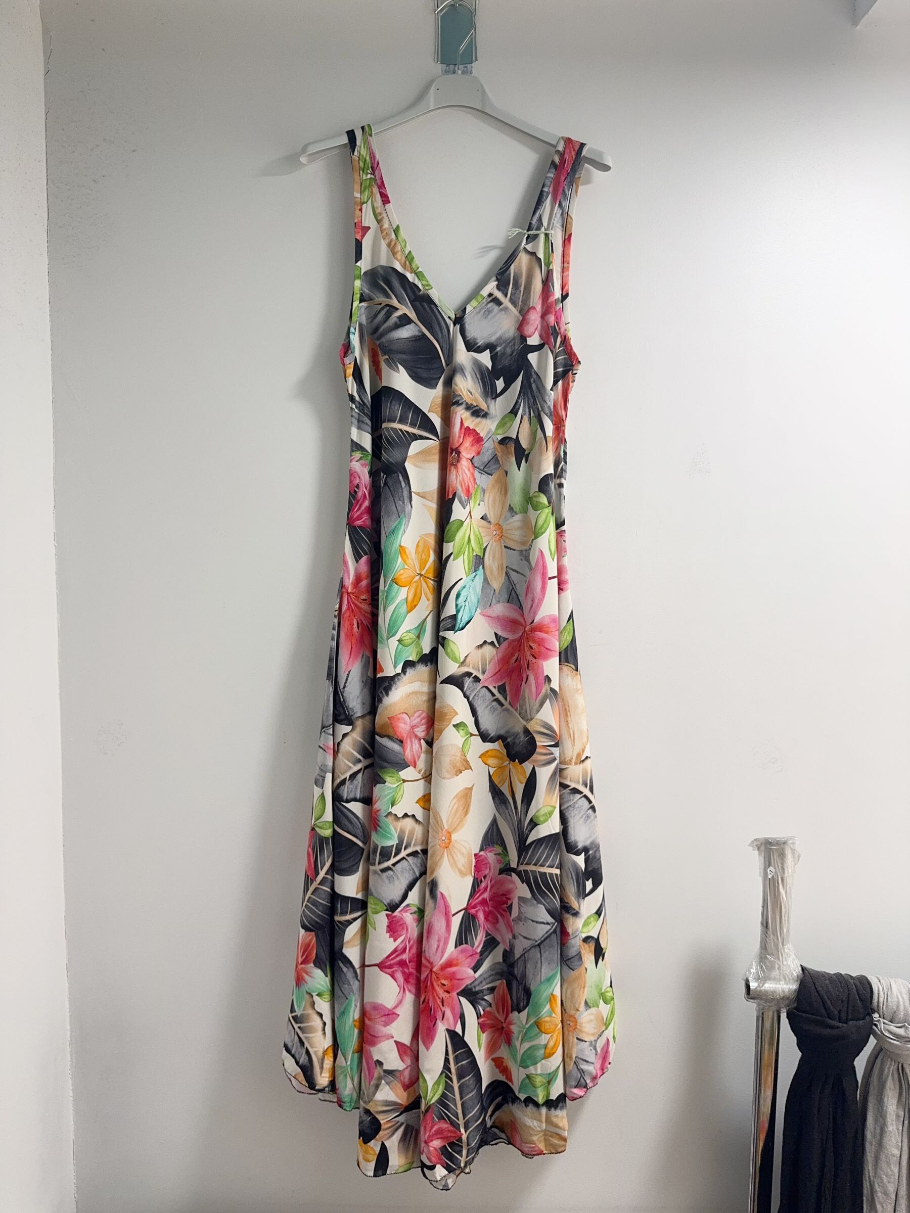 Grossiste Happy Look - Robe Longue à Bretelles Fleurie – Élégance et Légèreté