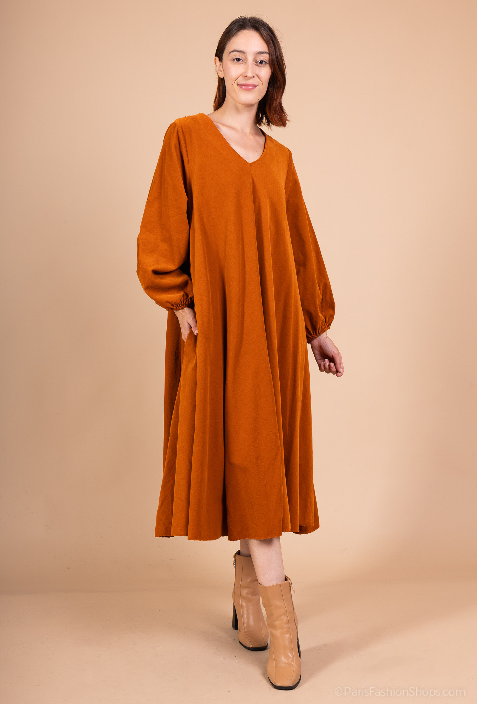 Apportez une touche d'élégance rétro à votre dressing avec cette robe longue en velours côtelé, conçue pour allier style, confort et féminité. Sa coupe parasol fluide sublime la silhouette, tandis que le col en V met en valeur le décolleté avec subtilité. Les manches longues et les poches latérales pratiques en font une pièce idéale pour l’automne et l’hiver, à porter aussi bien au quotidien qu'en sortie. Caractéristiques principales : Matière : Velours côtelé doux, épais et agréable à porter Coupe : Longue, évasée façon parasol – flatteuse pour toutes les morphologies Col : En V, féminin et élégant Manches longues pour plus de chaleur en saison froide Poches latérales discrètes et fonctionnelles Style : Vintage, bohème, chic ou casual selon les accessoires Taille: unique standard 38/44
