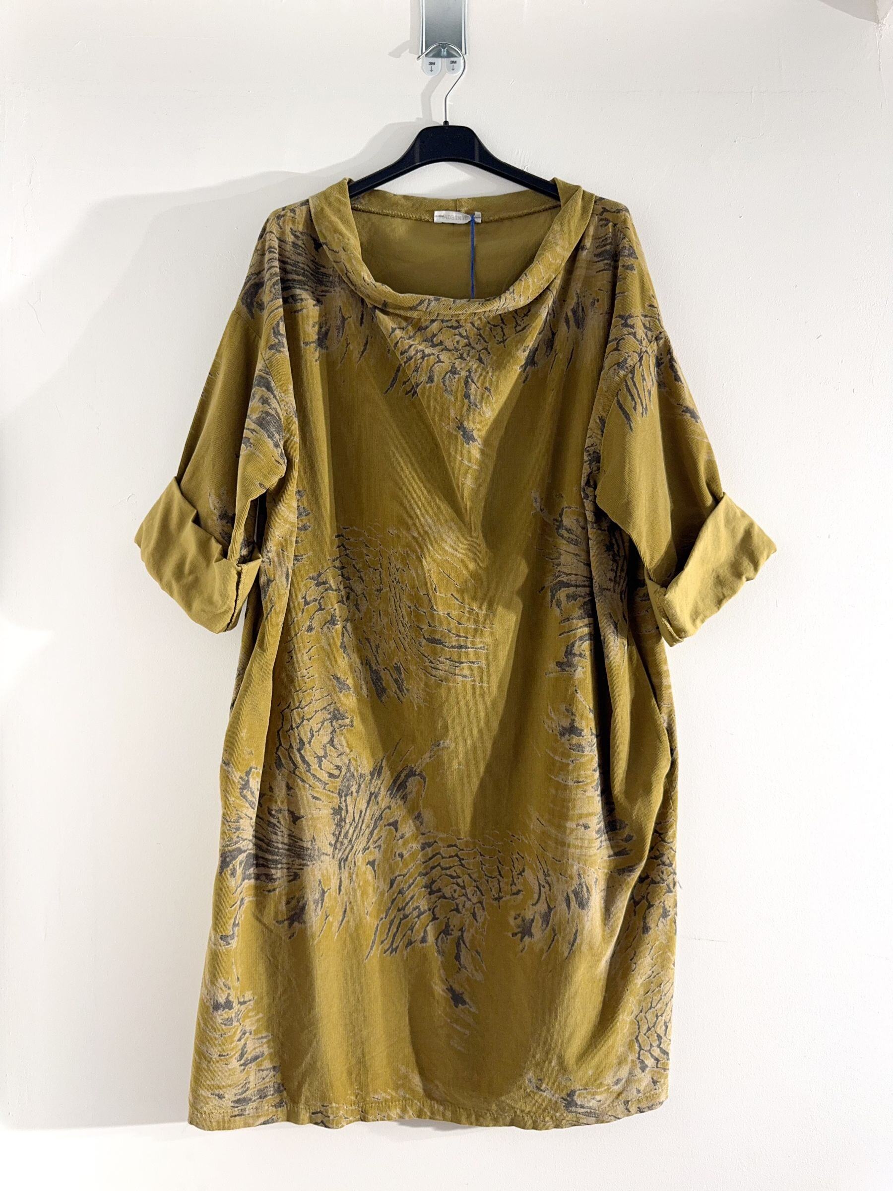 Grossiste Happy Look - Robe Mi-Longue col bénitier – Velours Côtelé Imprimé