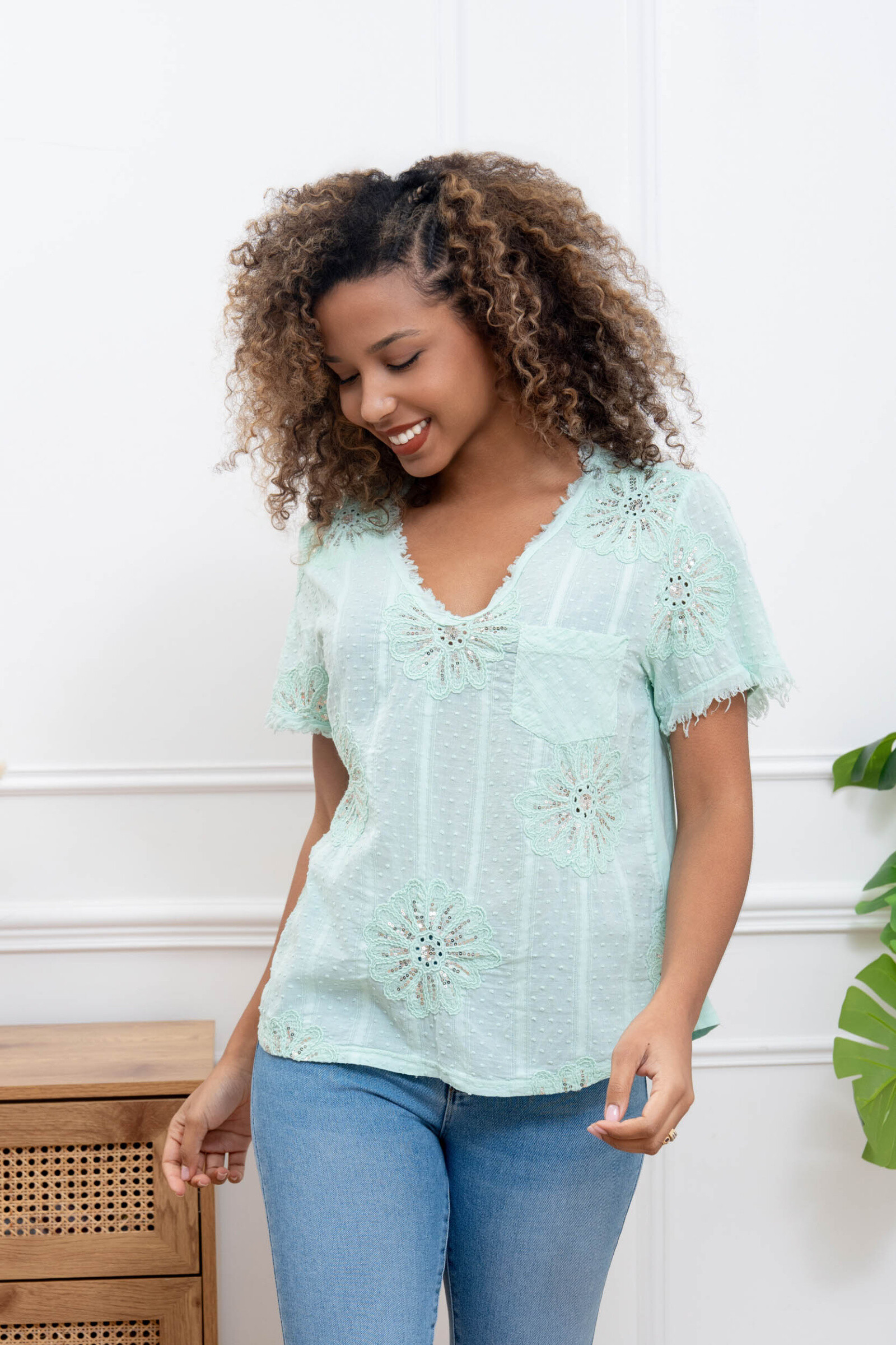Wholesaler Happy Look - Cotton t-shirt embroidered with sequins-VO & DESTROY finish neck