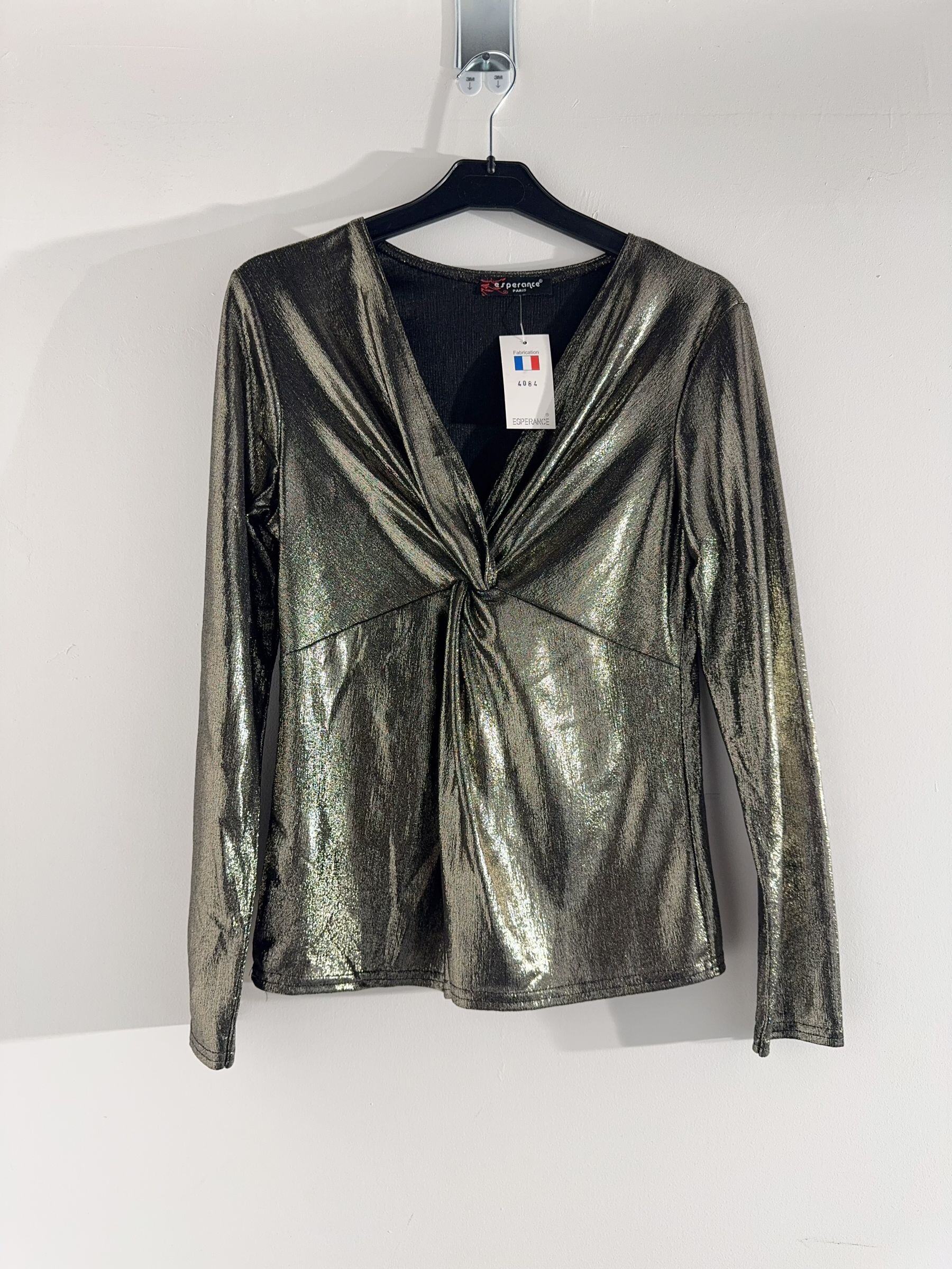 Ce top élégance délicate et éclat glamour. Avec ses manches longues et son décolleté plongeant, il attire tous les regards. Son nœud sur la poitrine ajoute une touche romantique et raffinée.
Manches longues 
Détail nœud au niveau de la poitrine, féminin et chic
Coupe ajustée, flatteuse sans être trop moulante
Parfait pour une soirée, un événement ou une tenue de fête
Taille unique standard 36/40