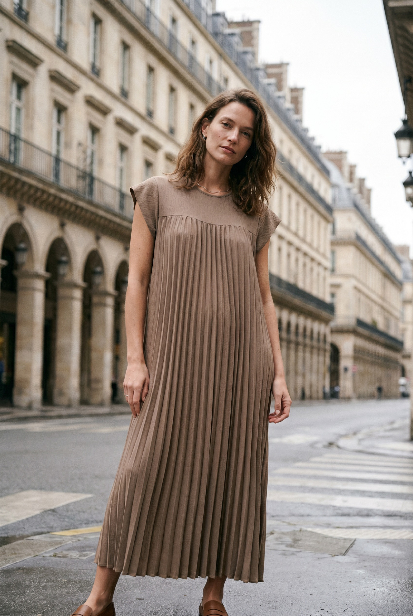 Wholesaler HD DIFFUSION - Flowy Pleated Dress with Flutter Sleeves