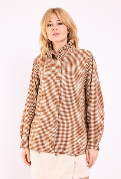 Grossiste HERYA - Chemise manches longues poignets boutonnés large pli d'aisance au dos col montant orné d'un délicat volant motif vichy Grossiste HERYA - Chemise manches longues poignets boutonnés large pli d'aisance au dos col montant orné d'un délicat volant motif vichy