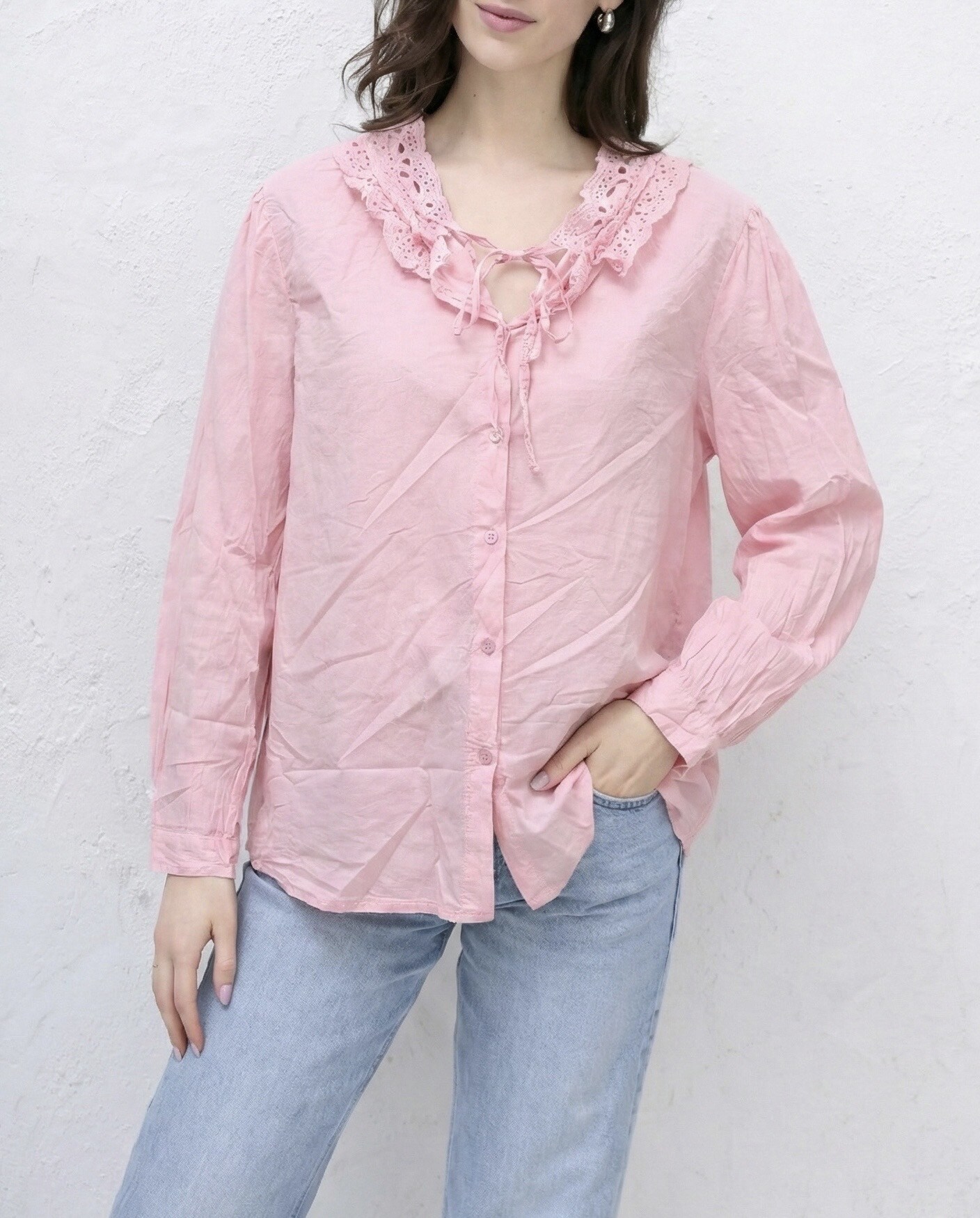 Grossiste HERYA - Chemise manches longues poignets boutonnés col volanté orné de broderie anglaise en col V avec 2 liens à nouer