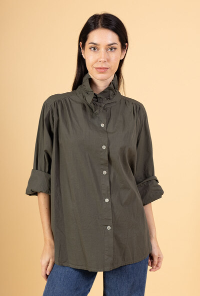 Grossiste HERYA - Chemise ample manches longues col montant volanté Grossiste HERYA - Chemise ample manches longues col montant volanté