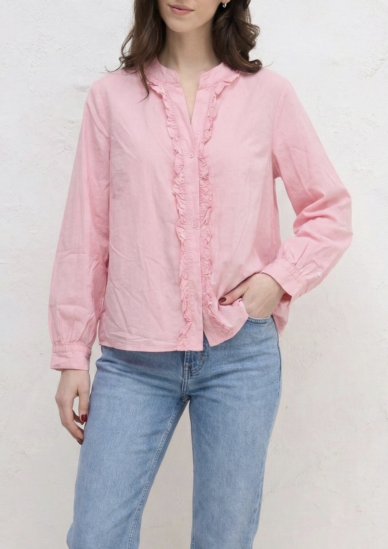 Grossiste HERYA - Chemise bohème manches longues col mao en V souligné par un double volant froncé le long de la patte de boutonnage