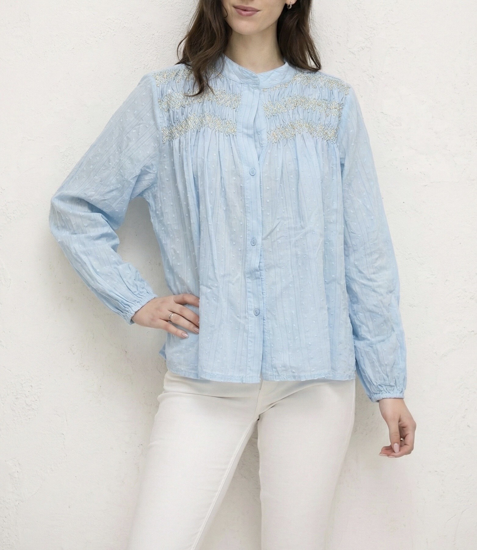 Grossiste HERYA - Chemise bohème manches longues poignets élastiqués col Mao plastron orné de smocks et de broderies géométriques en fil doré