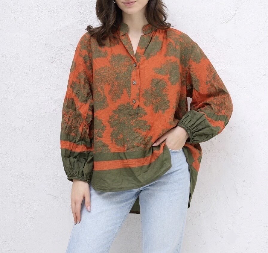 Grossista HERYA - Blusa camicia a maniche lunghe con colletto alla coreana, abbottonatura, fantasia ispirata alla “Toile de Jouy”.