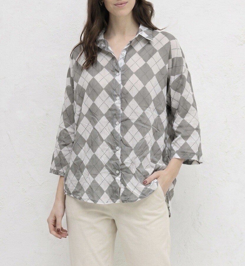 Grossiste HERYA - Chemise plus longue à l'arrière manches 3/4 motif argyle / damier rehaussés de fines lignes en pointillés