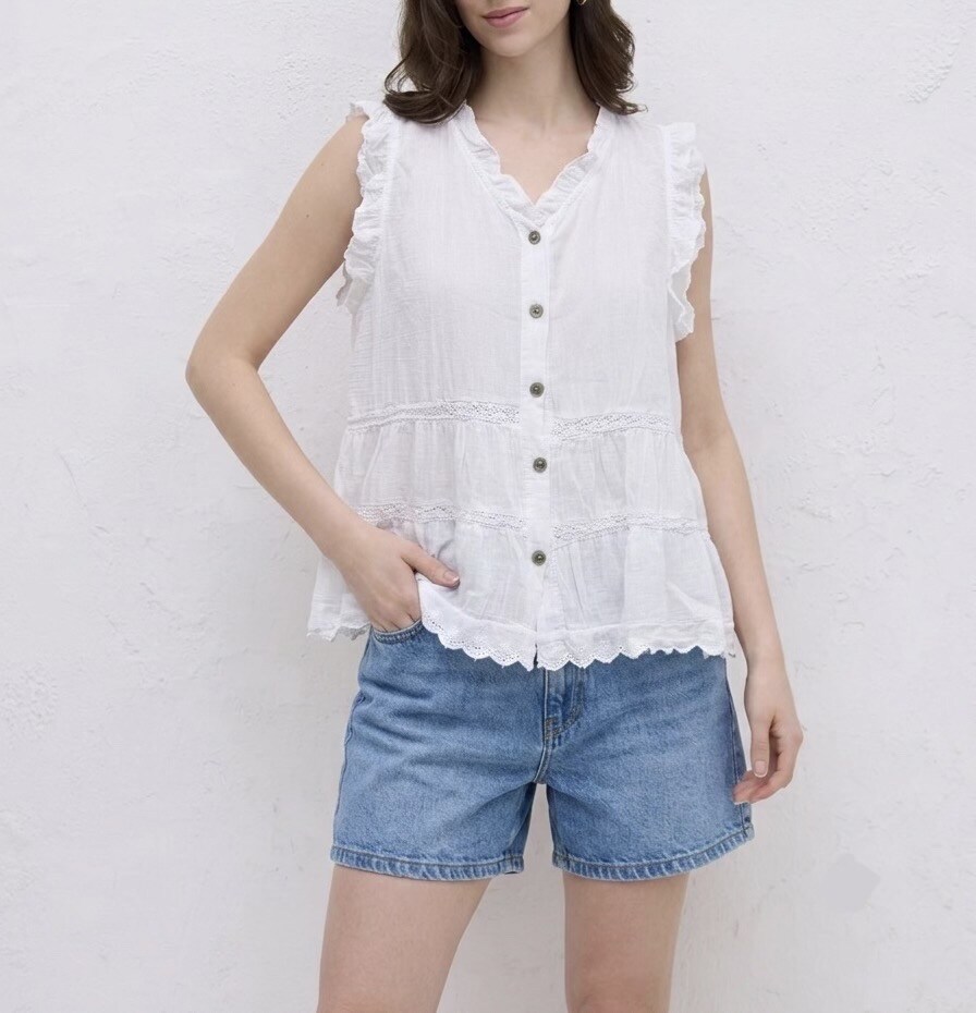 Wholesaler HERYA - Sleeveless flared top with a V-neckline, featuring openwork lace bands, ruffles at the armholes and along the neckline, and a scalloped hem finish