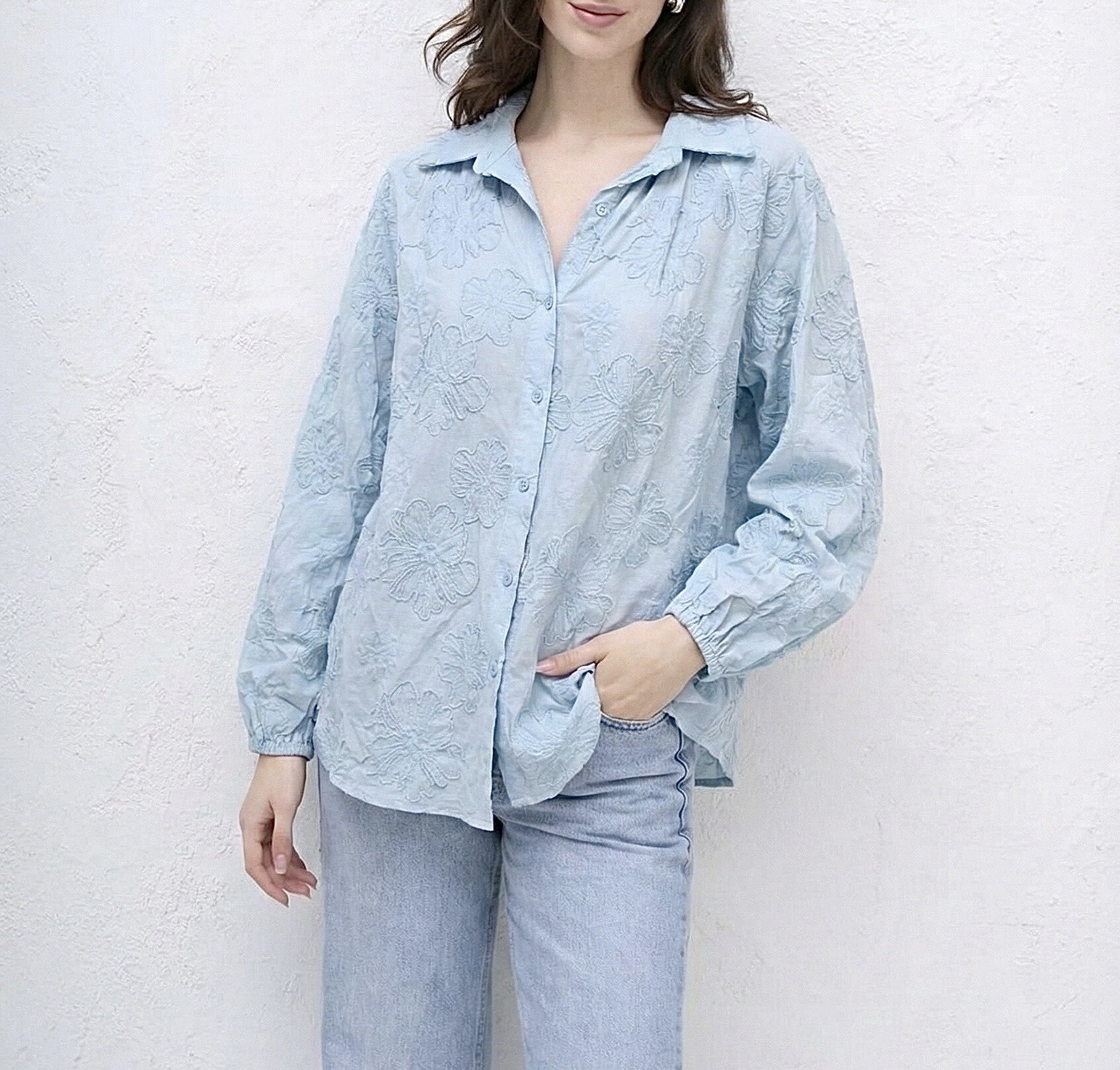 Grossiste HERYA - Chemise manches longues élastiquées broderies florales recouvrant l'ensemble de la pièce parsemées de petits sequins discrets