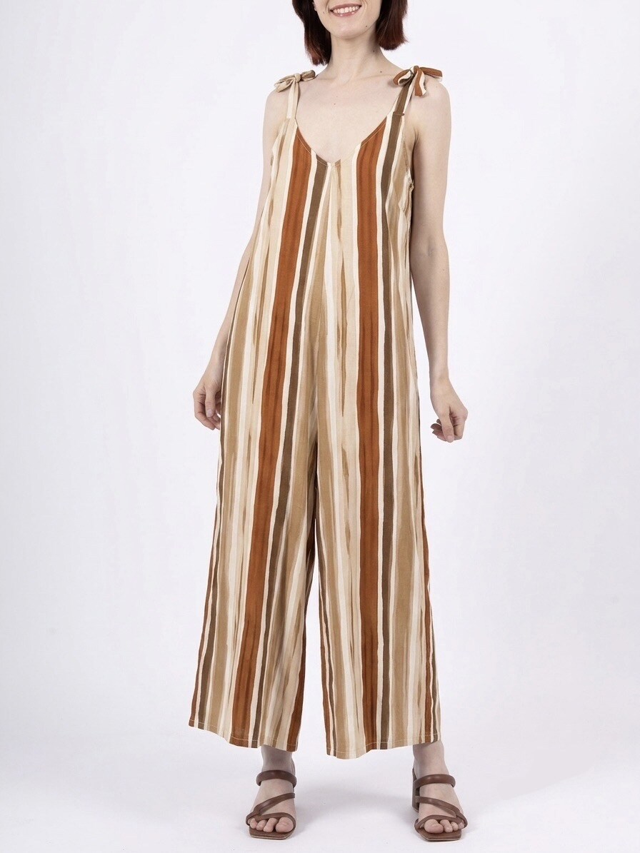 Großhändler HERYA - Fließender Jumpsuit mit weitem Bein, V-Ausschnitt und Bindeträgern im Aquarellstreifenmuster