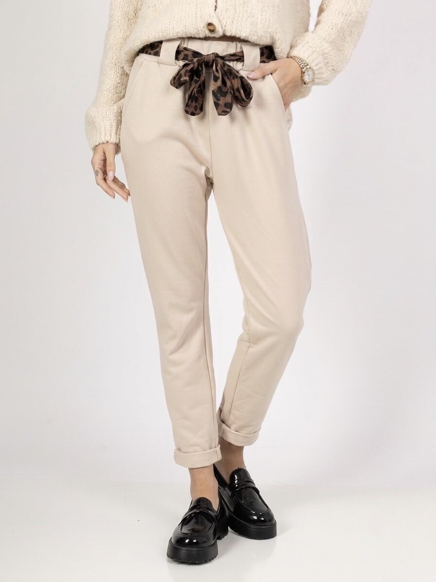 Grossista HERYA - Pantaloni jogger 7/8 a vita alta taglio carota con 2 tasche laterali e cintura a fiocco leopardata