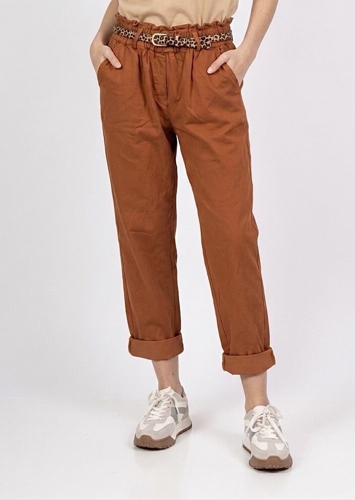 Grossista HERYA - Pantaloni chino affusolati a vita alta, arricciati ed elasticizzati, 2 tasche laterali, cintura in pelle removibile, fantasia leopardata