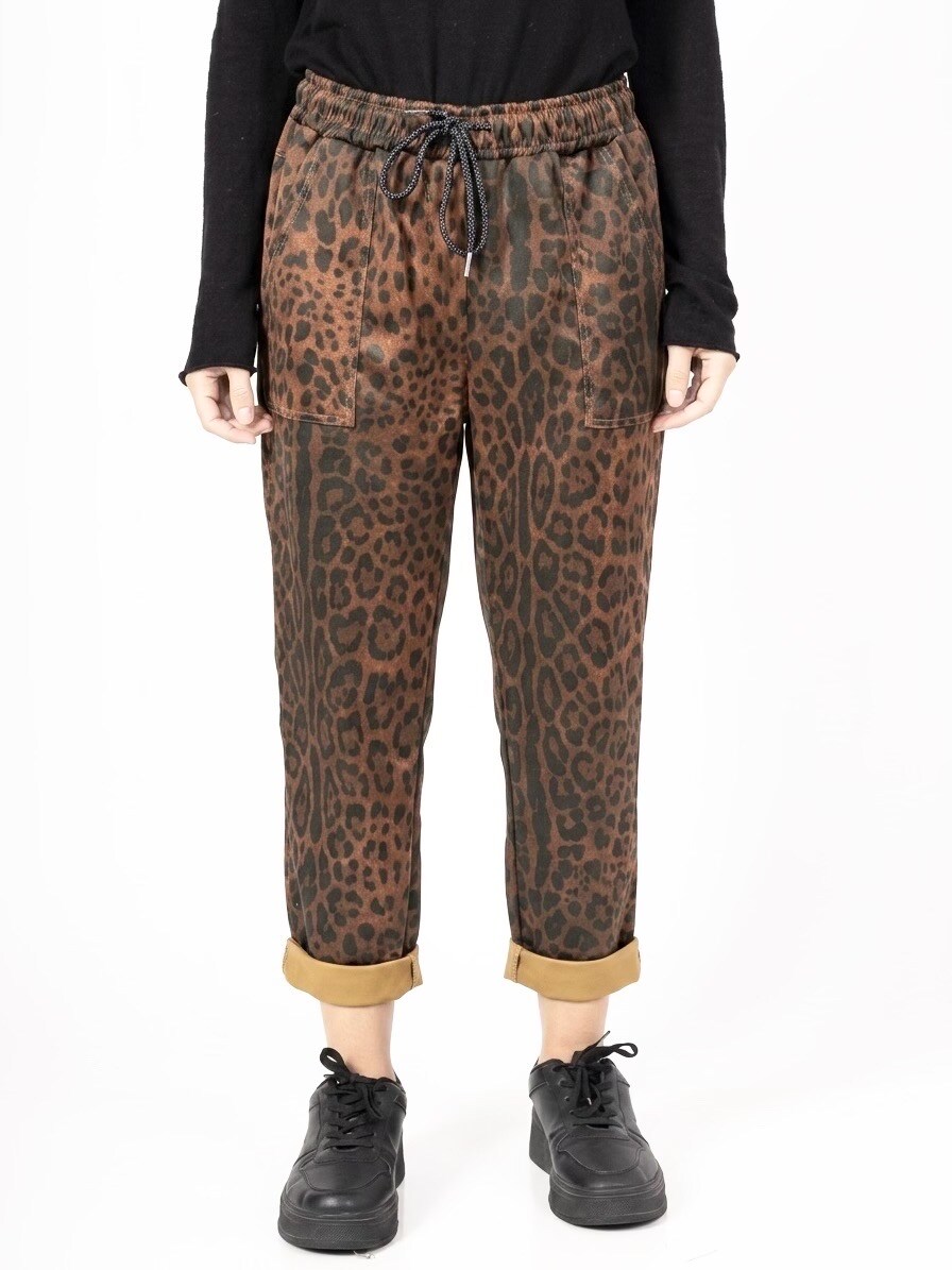 Grossista HERYA - Pantaloni in camoscio con vita elastica e coulisse, 2 grandi tasche applicate sul davanti e motivo leopardato