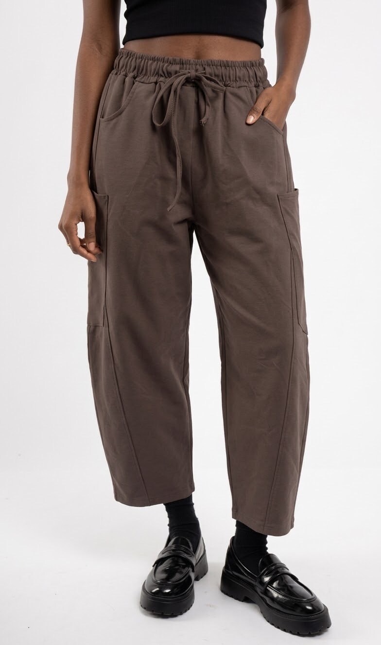 Wholesaler HERYA - Cargo jogger pants with a gathered and elasticated waist, finished with a drawstring, 2 side pockets, 2 large geometric side pockets