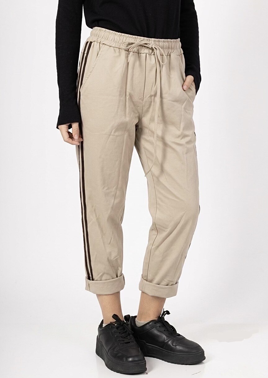 Grossista HERYA - Pantaloni jogger dal taglio dritto affusolato, elastico in vita, coulisse, 2 doppie tasche, bande laterali a contrasto