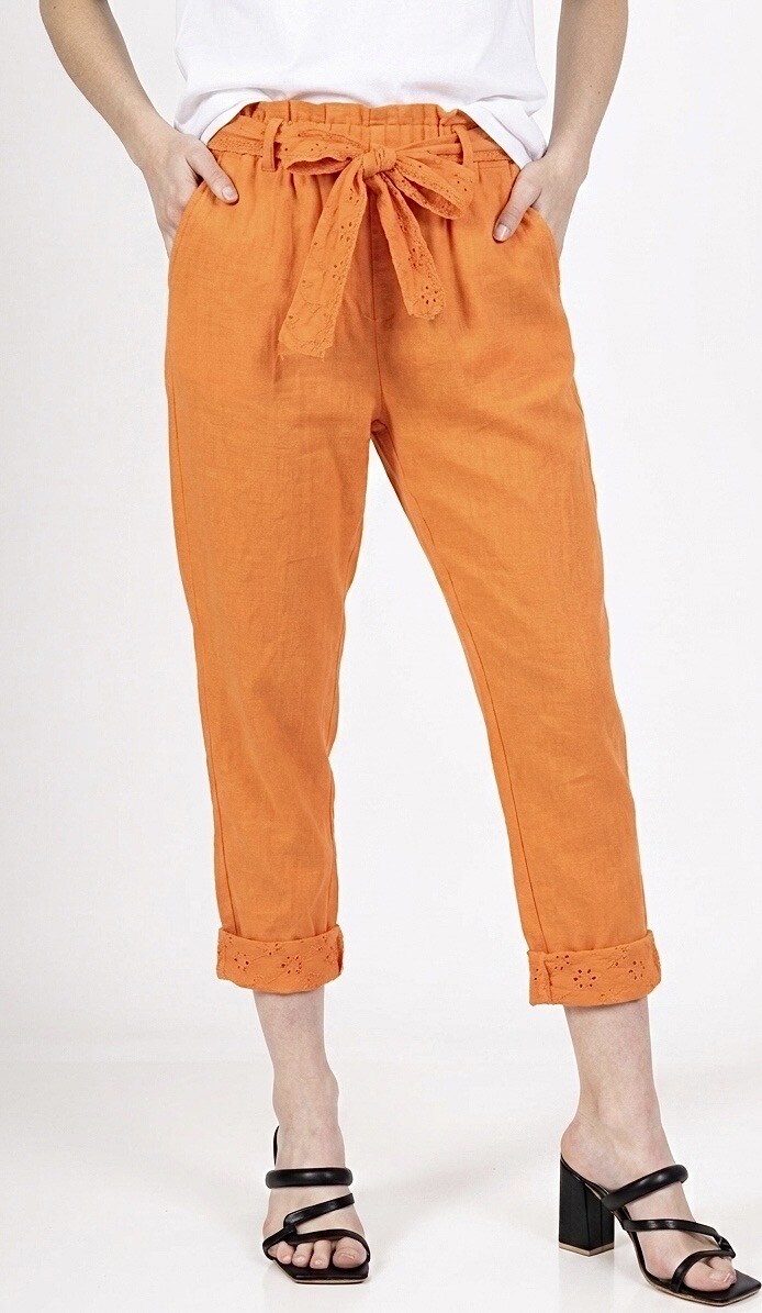 Grossiste HERYA - Pantalon 7/8 coupe carotte en lin coton taille haute 2 poches latérales, ceinture à nouer et revers en bas en broderie anglaise
