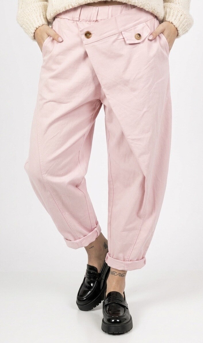 Grossiste HERYA - Pantalon coupe barrel taille élastiquée coutures sur le devant, rabat asymétrique croisé sur le devant maintenu par un bouton
