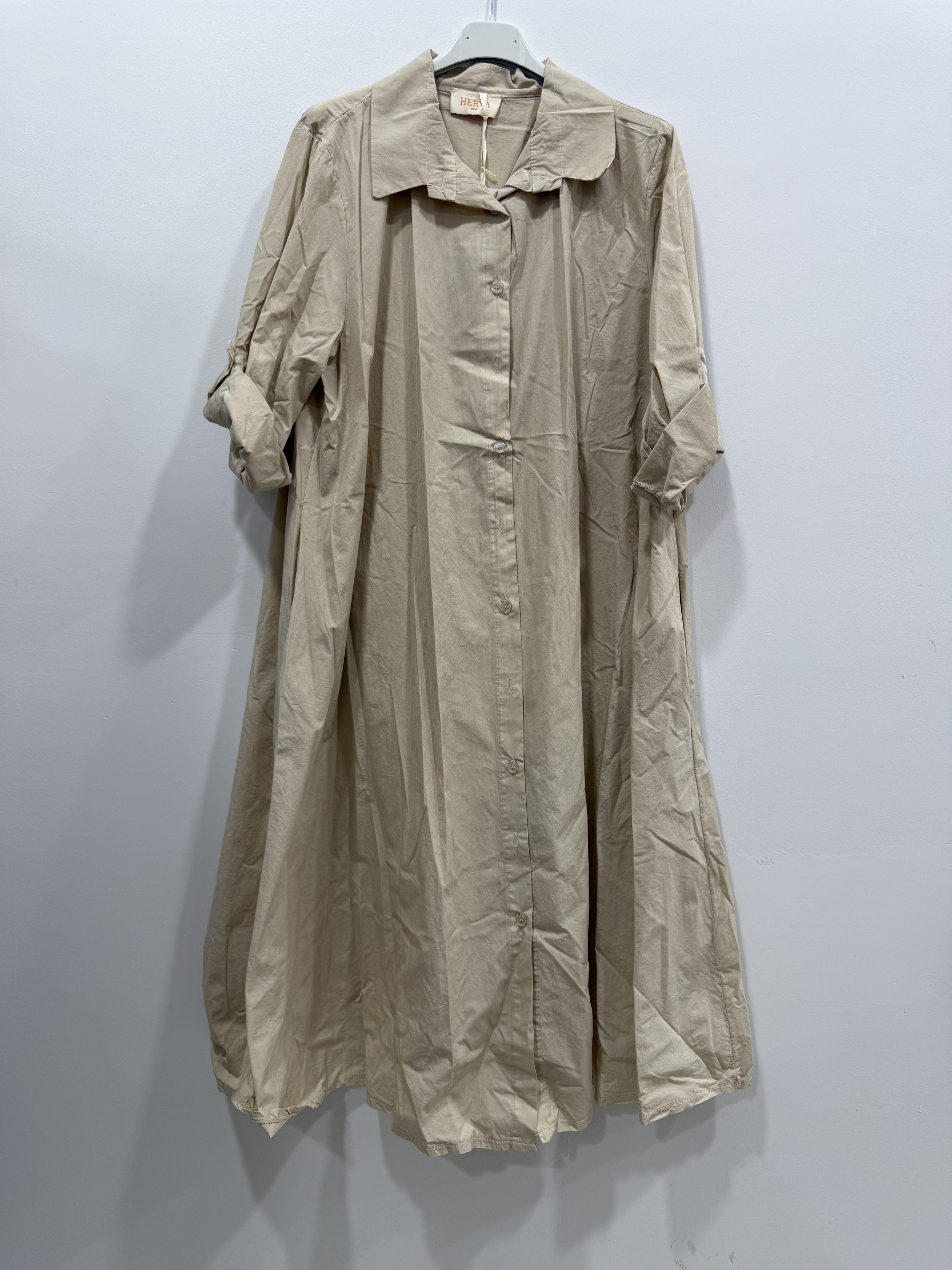 Grossista HERYA - Abito camicia lungo leggermente svasato, maniche con linguette con bottoni, colletto a camicia, 2 tasche laterali