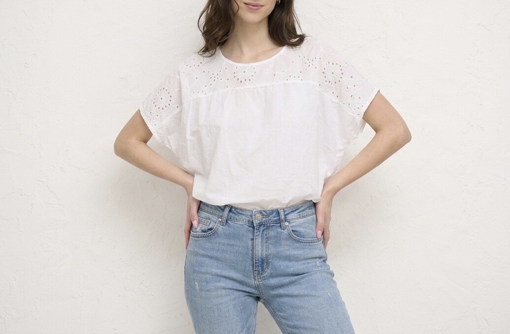 Grossiste HERYA - Top ample col rond ouverture boutonnée dos, emmanchures tombantes manches courtes volantées, broderie anglaise sur le haut