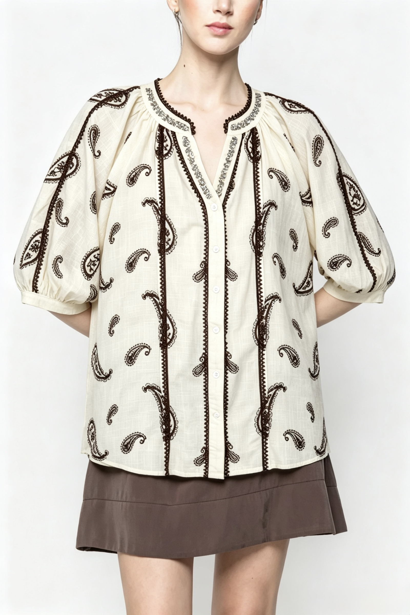 Mayorista HF Fashion - Camisa de manga tres cuartos con bordados, strass en el cuello y cierre de botones frontales