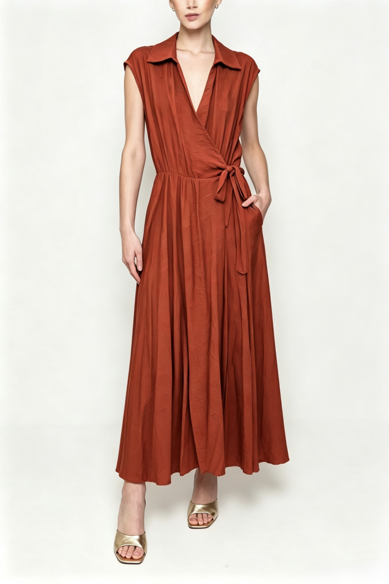 Mayorista HF Fashion - Vestido con escote en V cruzado, cintura definida por un nudo lateral y dos bolsillos, largo hasta el tobillo.