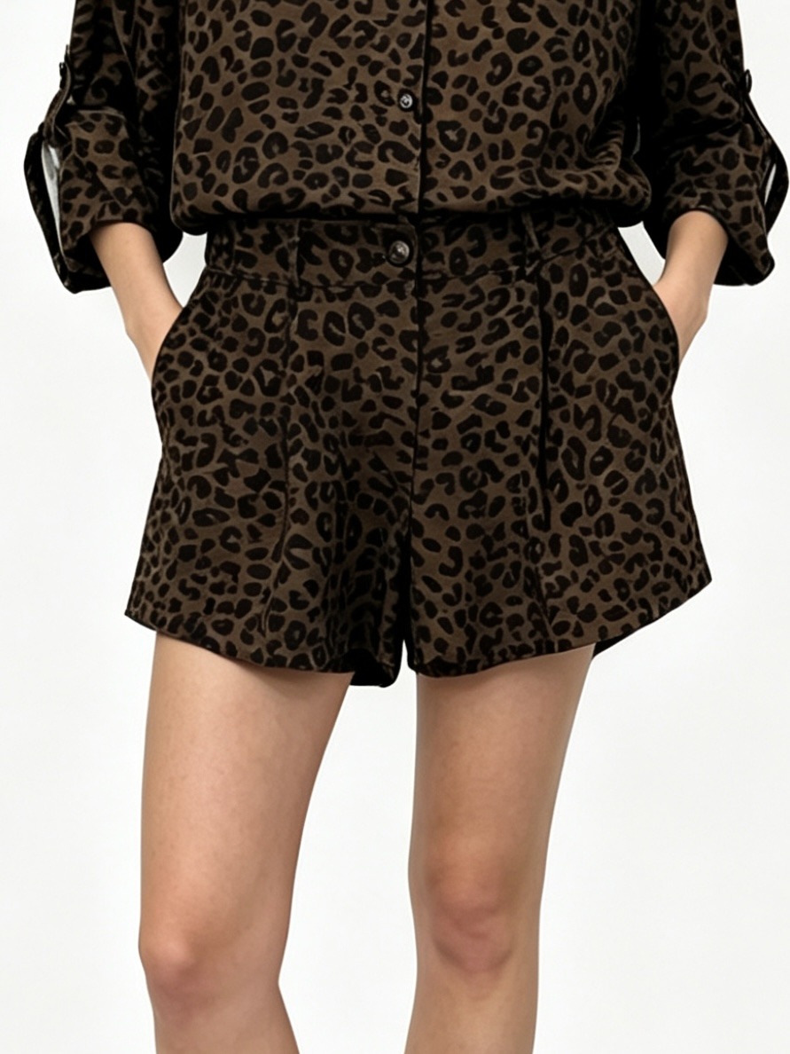 Wholesaler HF Fashion - Leopard print shorts with front zip closure, button, and elastic back