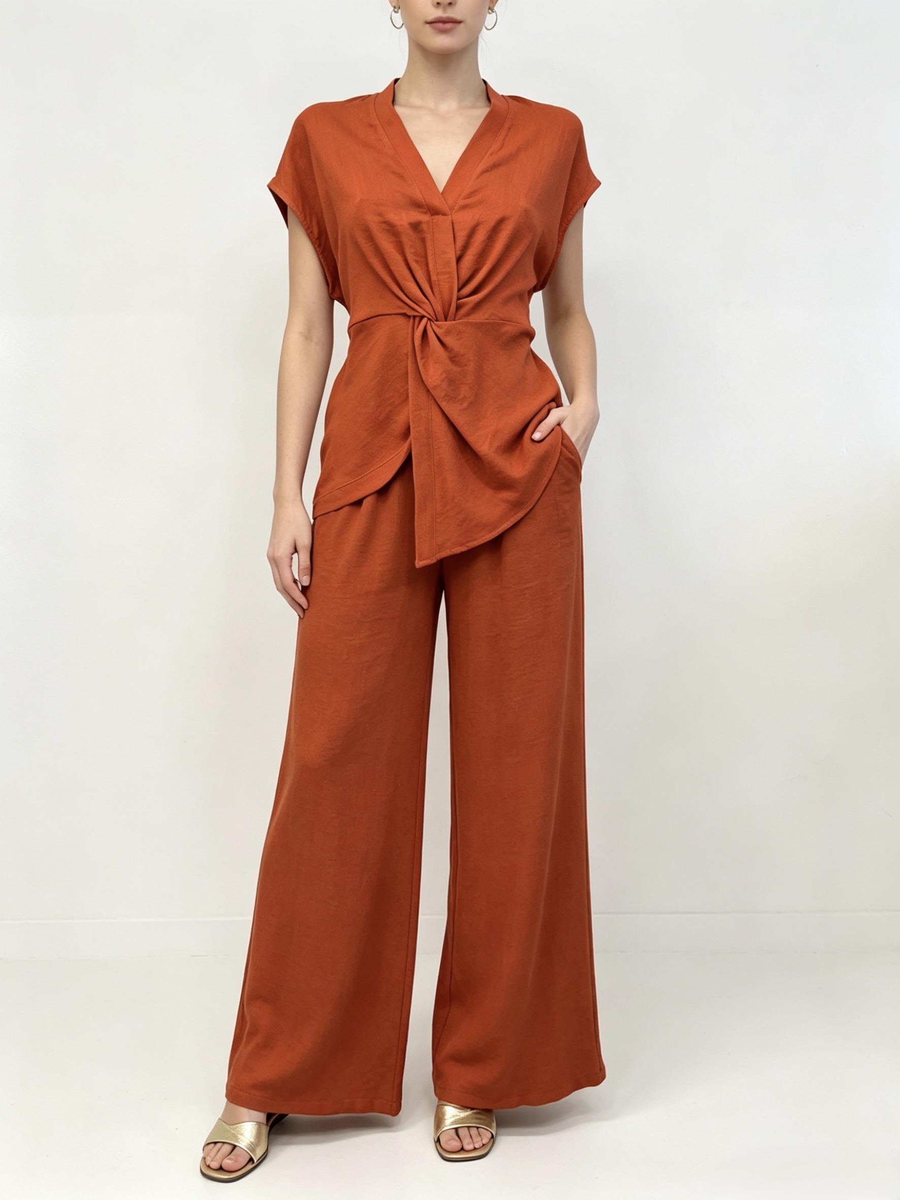 Wholesaler HF Fashion - Short-sleeve blouse with V-neck, front twist detail, and adjustable ties at the back