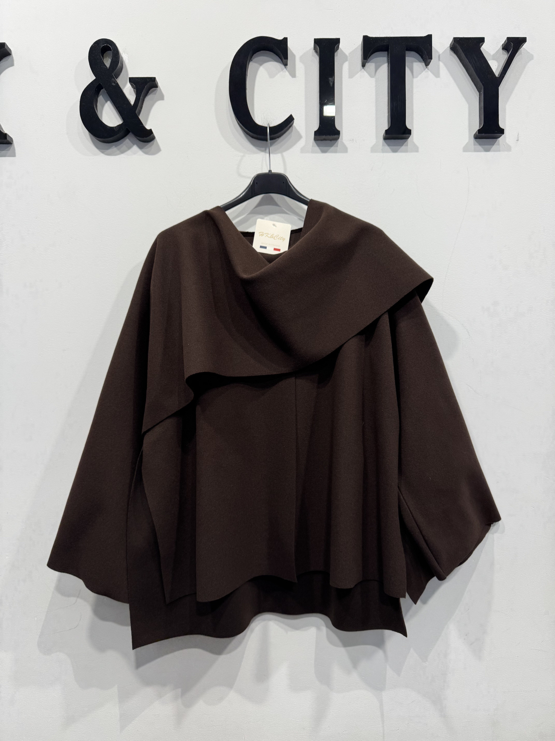Grossiste HK&City - Cape avec écharpe intégrée.