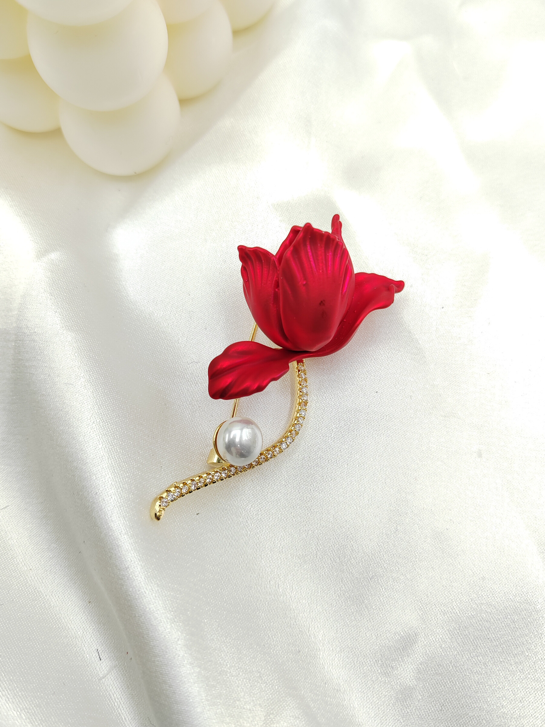 Wholesaler I.L JOLI B - Plated brass brooch with red flower Zirconium rhinestones