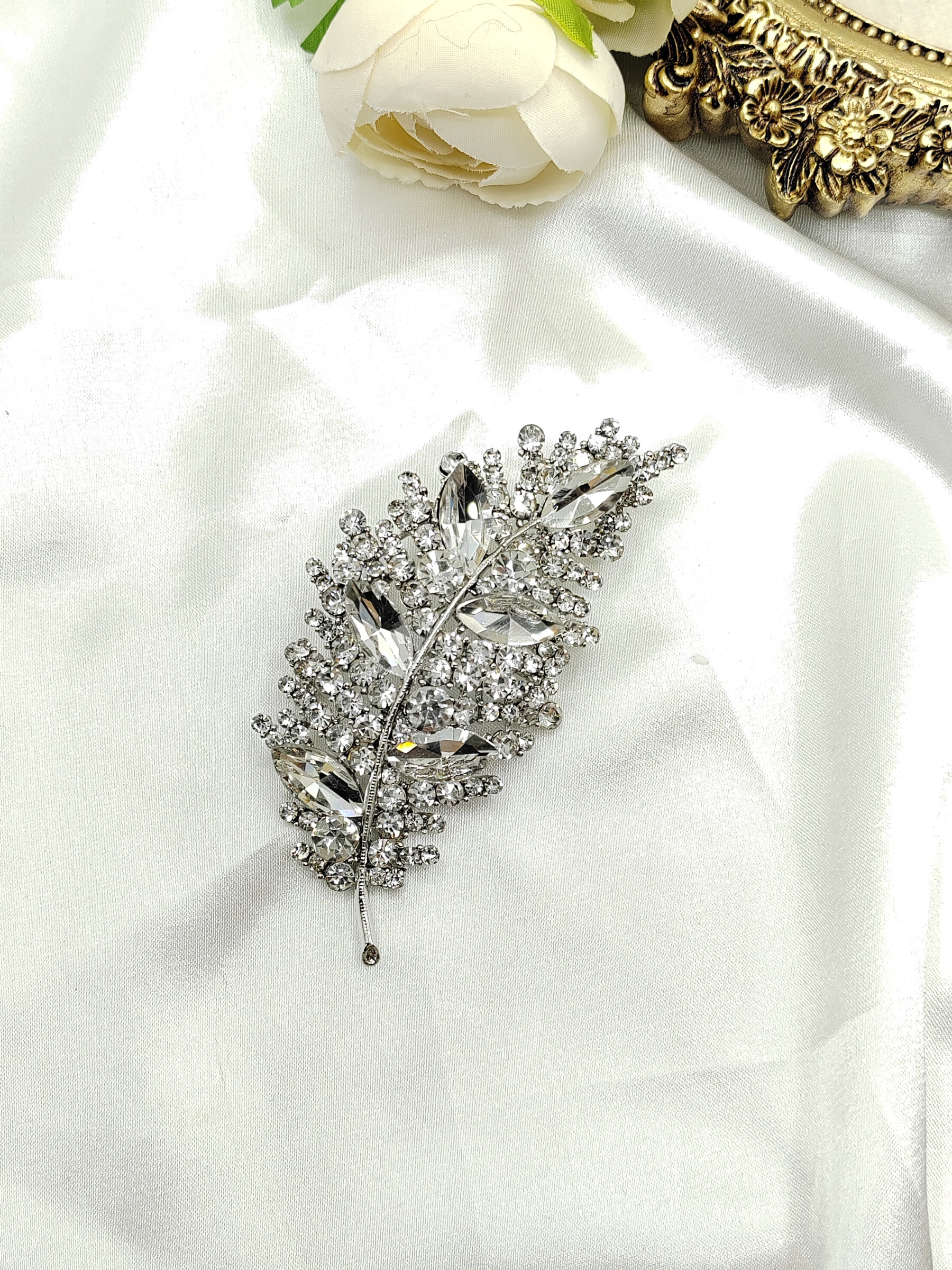 Wholesaler I.L JOLI B - Metal brooch in the shape of a multi-colored feather