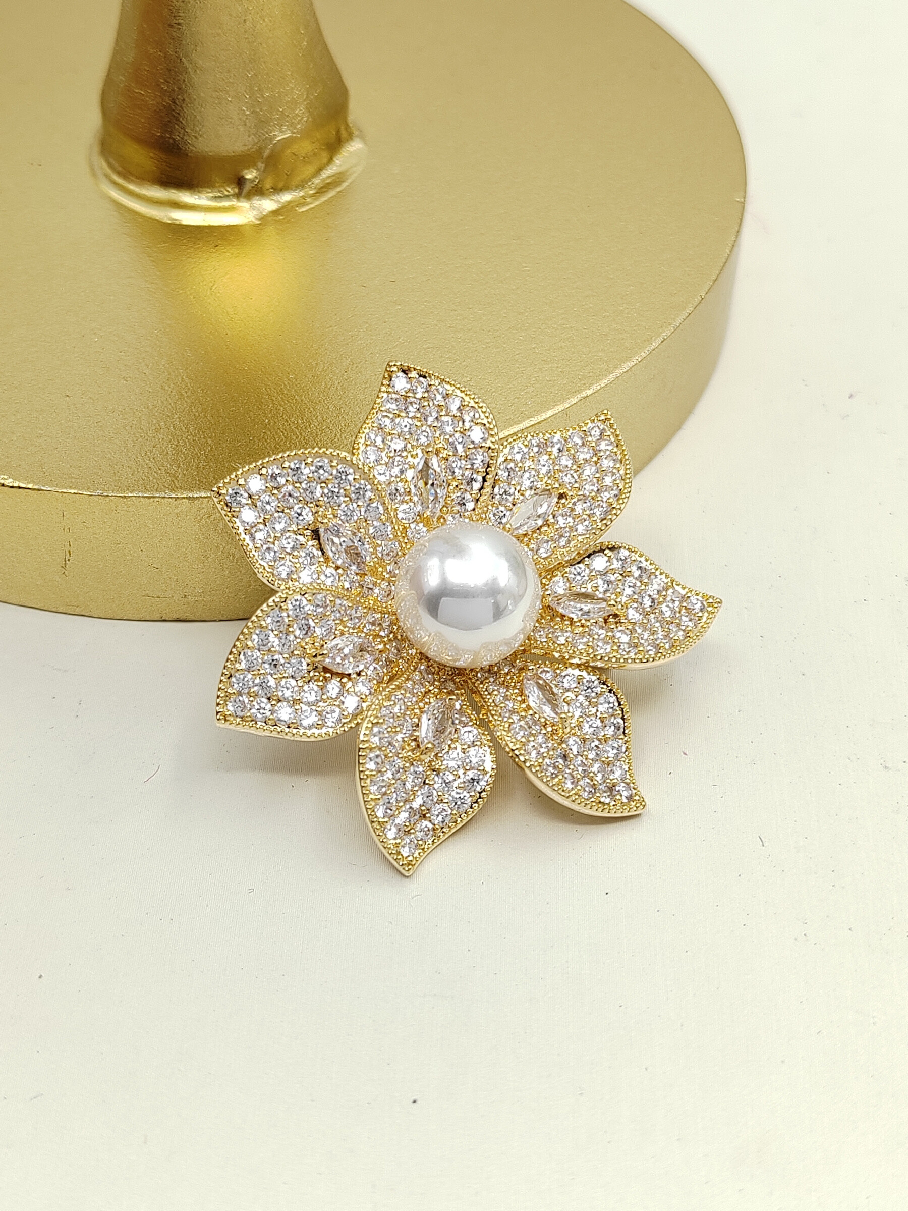 Grossista I.L JOLI B - Spilla fiore perla in ottone placcato e strass di zircone