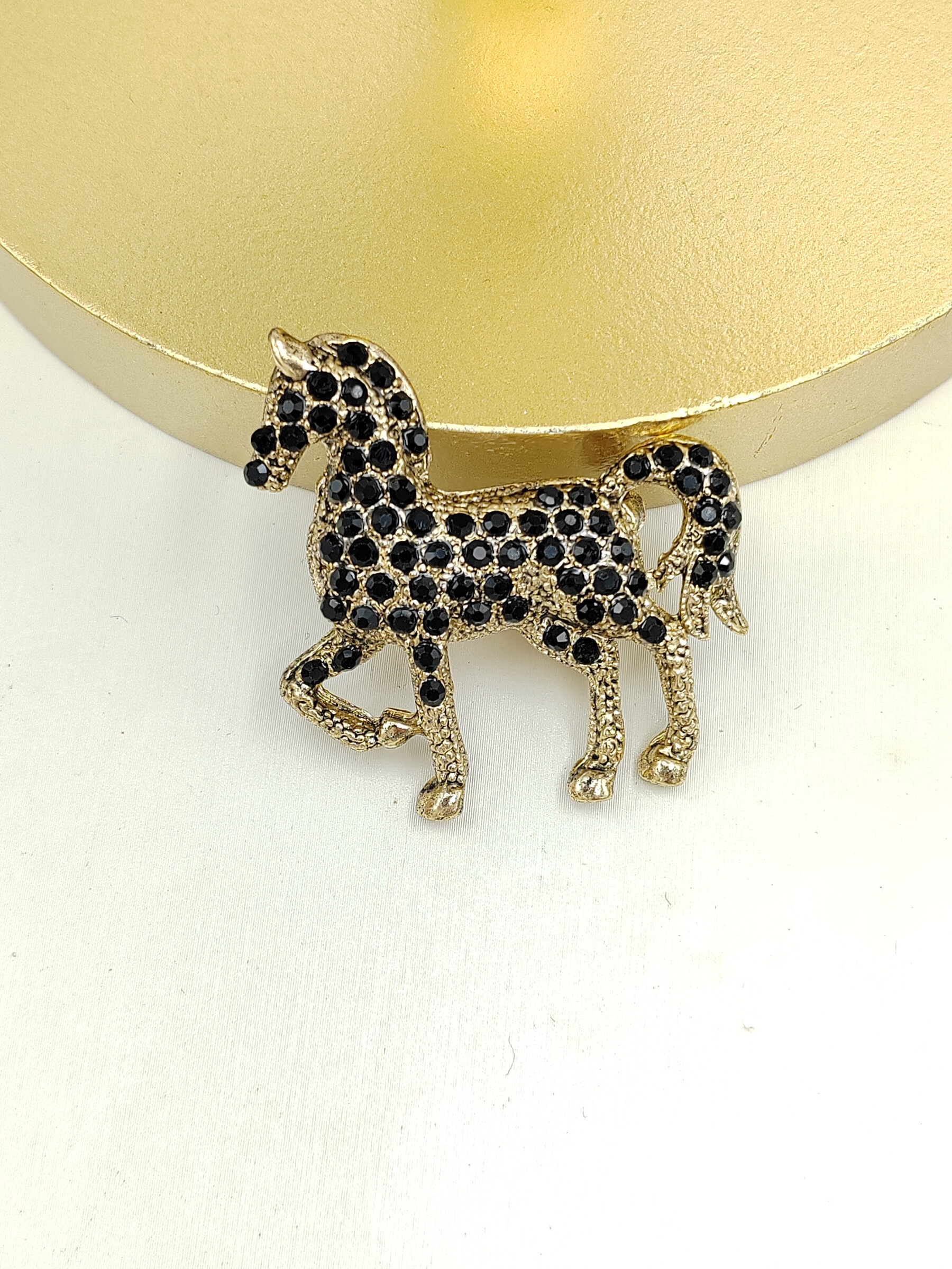 Wholesaler I.L JOLI B - Multicolored horse brooch in whimsical metal