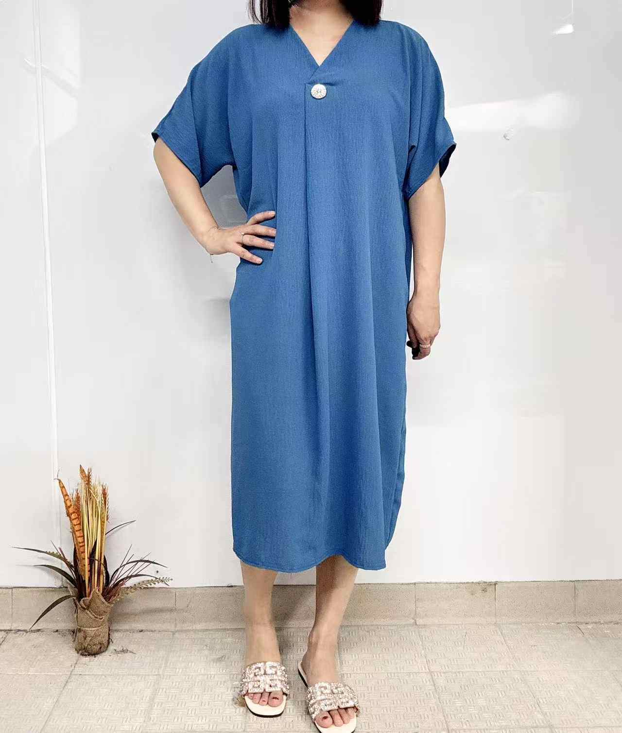 Großhändler I'Mod - Mittellanges Kleid mit V-Ausschnitt, geknöpftem Rücken, geschmolzen im Jazz