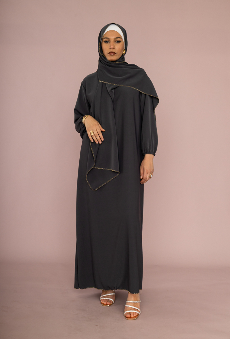 Grossiste IDEAL OUTFIT - Robe abaya en soie de Médine avec foulard coutures dorées