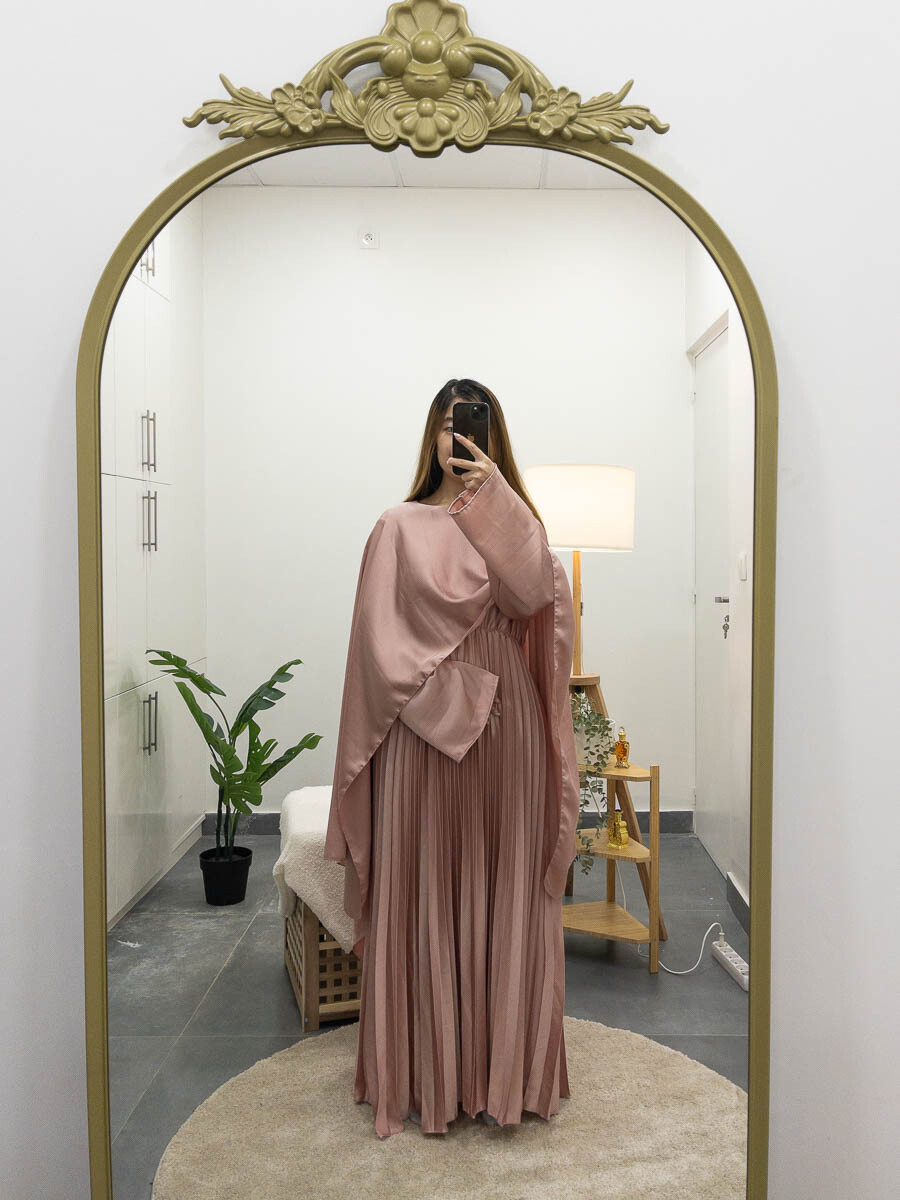 Grossiste IDEAL OUTFIT - Abaya fluide plissée avec cape intégrée en satin