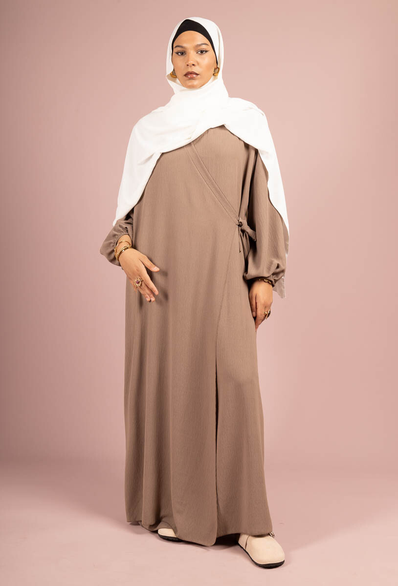 Grossiste IDEAL OUTFIT - Robe abaya croisée en jazz avec nœud sur côté manches ballon