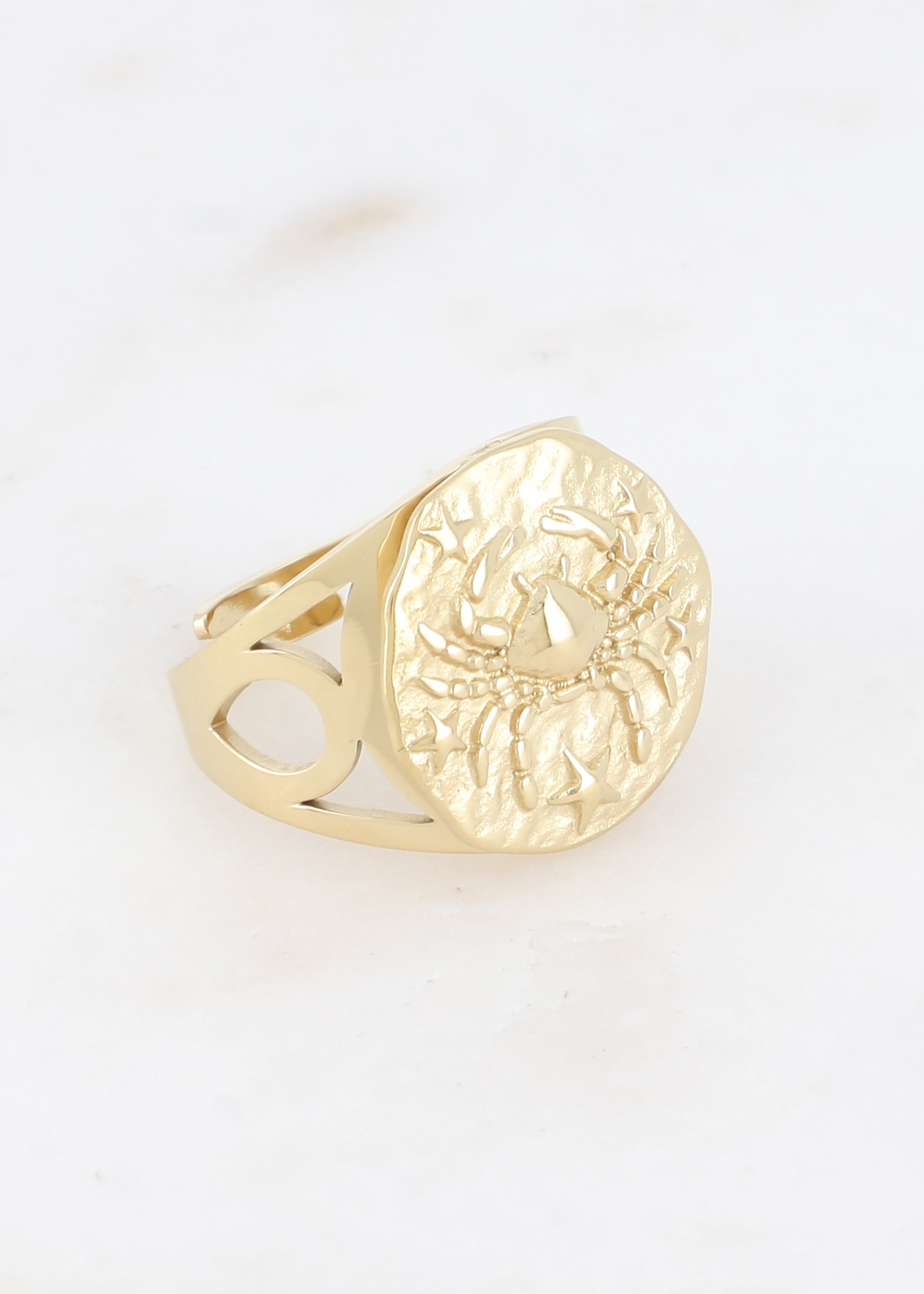 Mayorista Ikita Paris - Anillo dorado con efecto martillado y signo de Cáncer