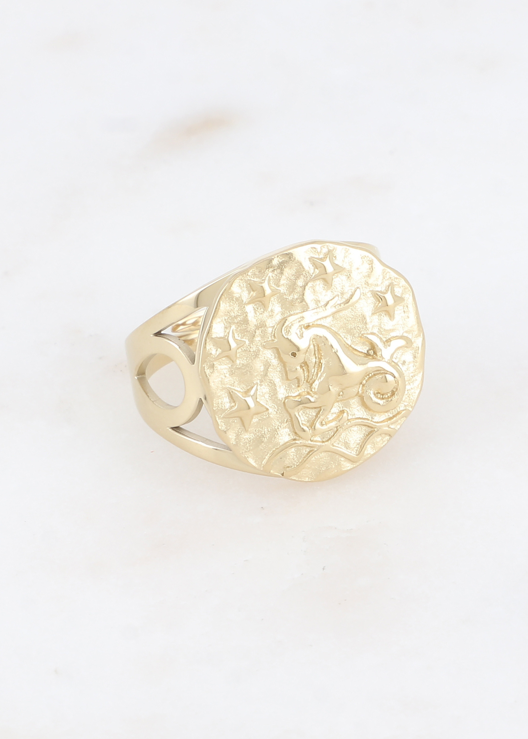 Mayorista Ikita Paris - Anillo dorado con efecto martillado y signo de Capricornio
