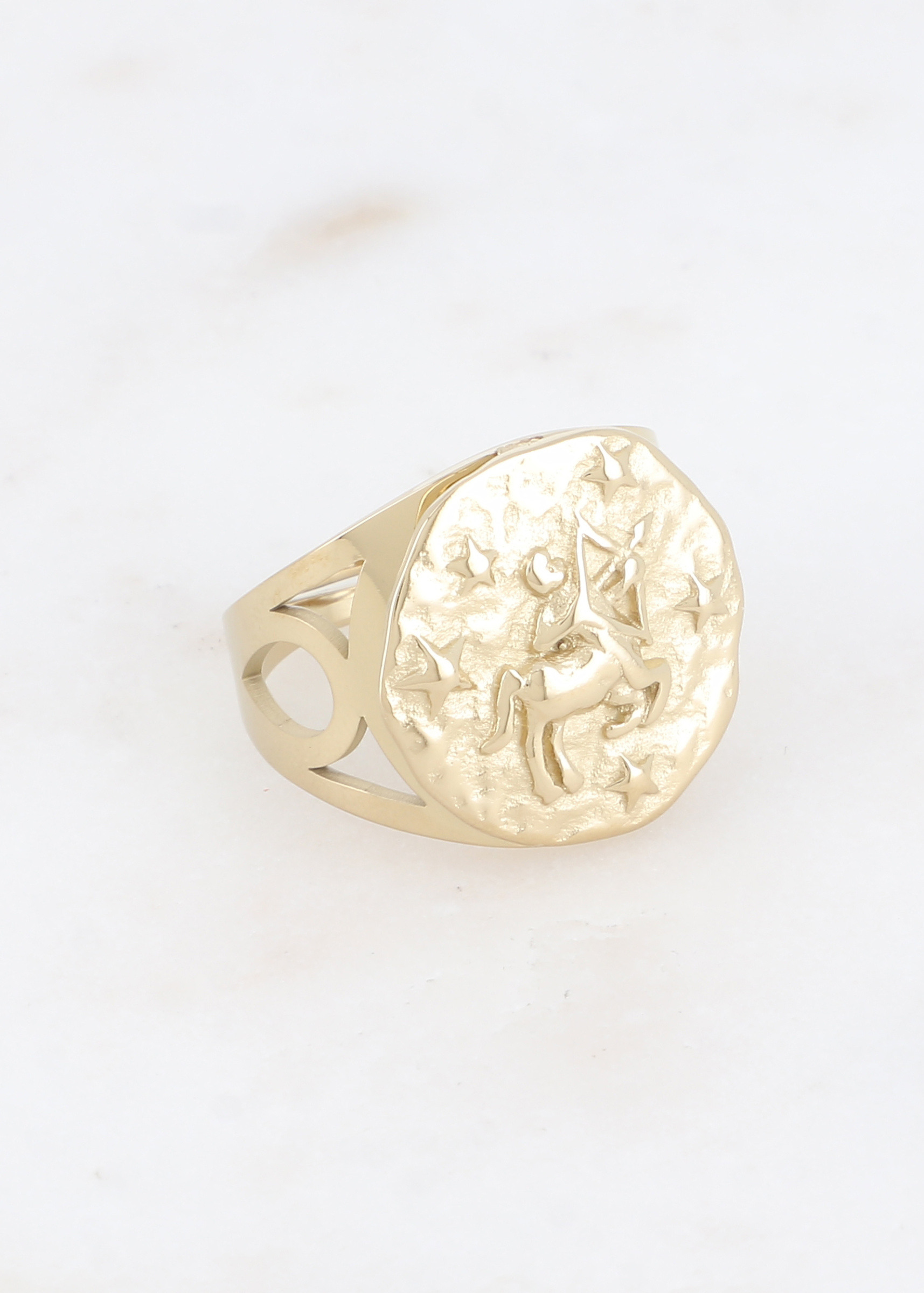Mayorista Ikita Paris - Anillo dorado con efecto martillado y signo de Sagitario