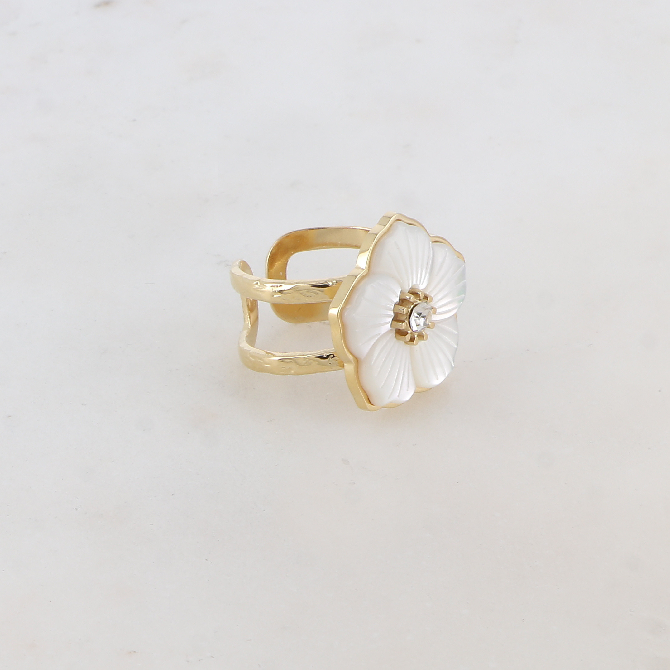 Wholesaler Ikita Paris - Double-row ring with a pearly flower and rhinestones