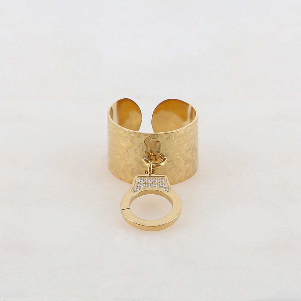Grossiste Ikita Paris - Bague martelée avec pampille en forme de menotte ornée de strass