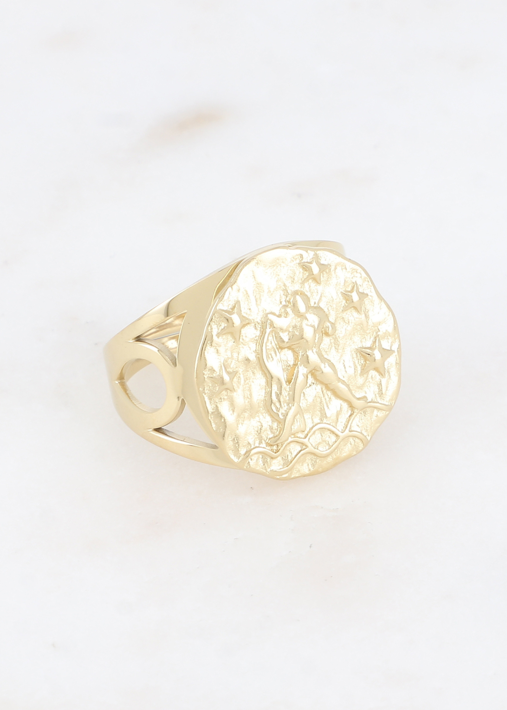Mayorista Ikita Paris - Anillo dorado con efecto martillado y signo de Acuario