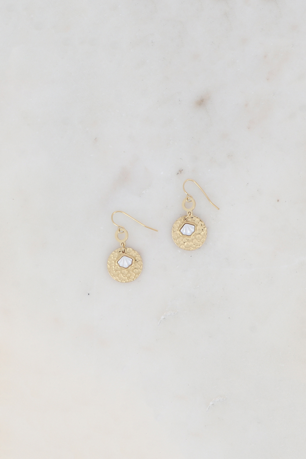 Wholesaler Ikita Paris - Hook earrings with small hoop, hammered round tassel, and mother-of-pearl shell