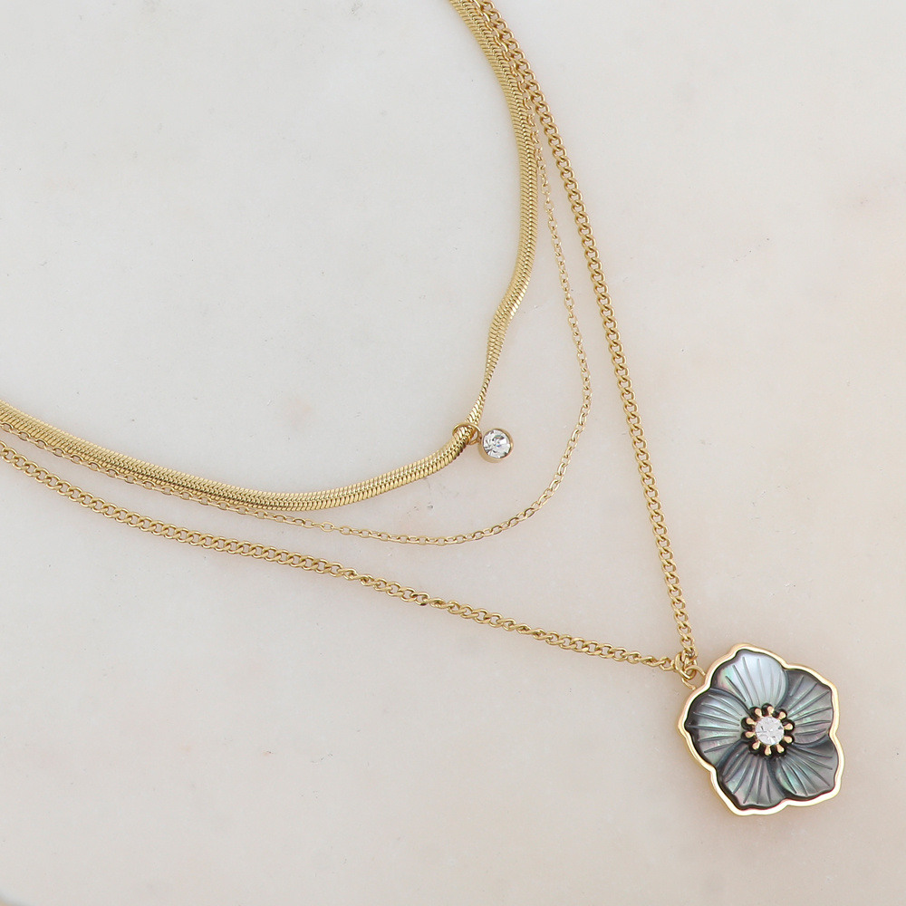 Wholesaler Ikita Paris - 3-row necklace with mesh, mother-of-pearl flower pendant, rhinestones