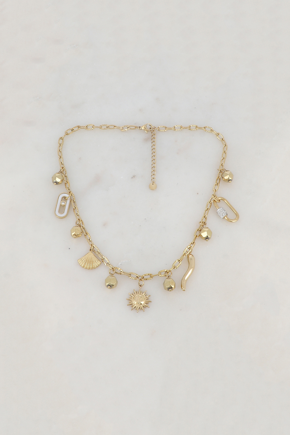 Grossista Ikita Paris - Collana a catena con perle di ematite, anello incastonato in madreperla, conchiglia, sole, peperoncino e anello rettangolare con strass