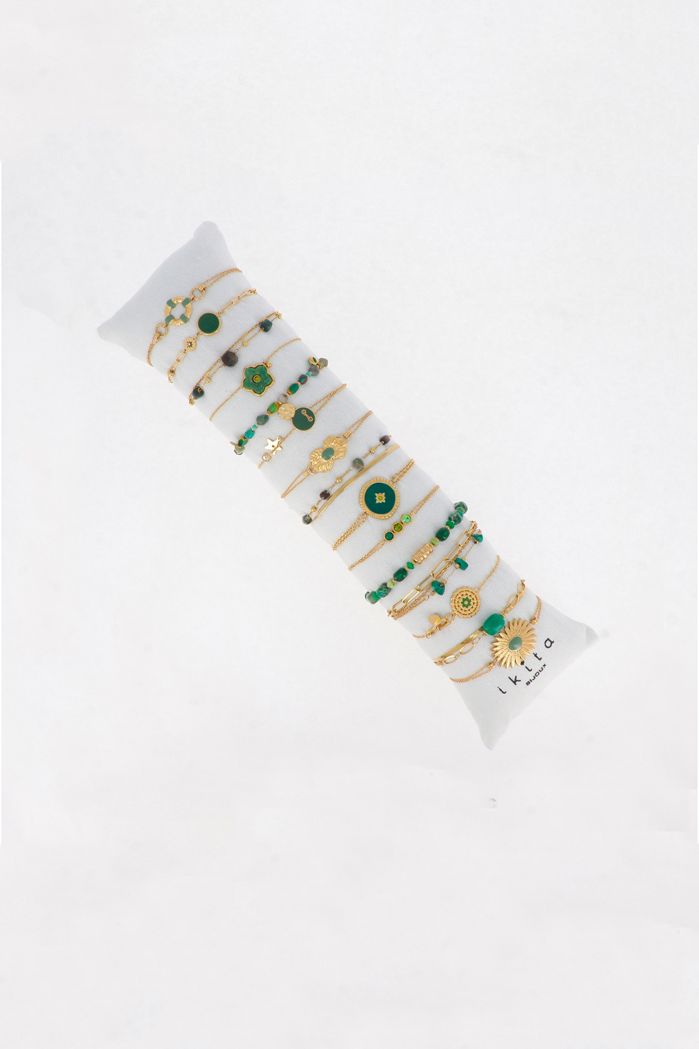 Großhändler Ikita Paris - Set mit 15 Armbändern. Kissen gratis dazu. Durchschnittspreis: 5,40 € zzgl. MwSt.